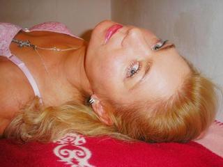 Juliene - Sex, music and fitness. - I'd like to capture your imagination and mix it with my own - let's make a mess together! You'll be delighted with my dildo action and the way my tight pussy just sucks them in. ;) Come on in, let's get started! - Alter: 42 / Wassermann - Gr&ouml;&szlig;e: 168 / sportlich - Geschlecht: weiblich - Ausrichtung: heterosexuell - Haare: blond / lang - Piercing: keins - BH-Gr&ouml;&szlig;e: B - Hautfarbe: weiss - Augen: gr�n - Rasur: vollrasiert