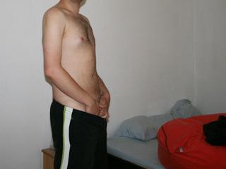 ImmerSteifer - Sex, Internet und Freunde. - Hallo,

ich bin 24 Jahre alt und sexuell noch experimentierfreudig. Bei Sympathie bin ich einem Livetreffen auch nicht abgeneigt. Ich w�rde mich freuen, wenn du dir Zeit nimmst mich n�her kennenzulernen.

Ich steh total darauf, wenn mich jemand beobachtet, von daher komme ich sicher auch schnell zur Sache. ;) - Alter: 25 / Sch�tze - Gr&ouml;&szlig;e: 185 / normal - Geschlecht: m�nnlich - Ausrichtung: bisexuell - Haare: braun / kurz - Piercing: keins - BH-Gr&ouml;&szlig;e:  - Hautfarbe: weiss - Augen: gr�n - Rasur: vollrasiert