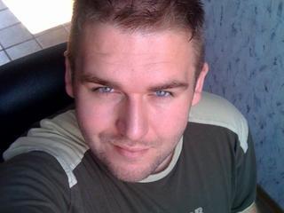 Alter: 27 / Fische - Gr&ouml;&szlig;e: 184 / mollig - Geschlecht: m�nnlich - Ausrichtung: homosexuell - Haare: blond / kurz - Piercing: keins - BH-Gr&ouml;&szlig;e:  - Hautfarbe: weiss - Augen: blau - Rasur: nicht rasiert