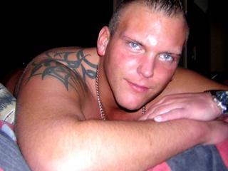 Geiler-Nick - Ich liebe es zu flirten, aber die normalen Dinge wie Kino, Musik, Chillen, Freunde, Shoppen usw. mag ich auch. - Hey Boys and Girls, habt Ihr Lust mit einem sexy, jungen Mann etwas Spa� zu haben? Ich bin sehr aufgeschlossen und experimentierfreudig. ;-) Ich stehe sowohl auf M�nner, als auch auf Frauen. Wenn das Euch also nicht abschreckt, w�rde ich mich �ber ein Besuch von Euch in meinem Chat freuen. Euer Nick. - Alter: 25 / Skorpion - Gr&ouml;&szlig;e: 186 / sportlich - Geschlecht: m�nnlich - Ausrichtung: bisexuell - Haare: blond / kurz - Piercing: keins - BH-Gr&ouml;&szlig;e:  - Hautfarbe: gebr�unt - Augen: blau - Rasur: teilrasiert