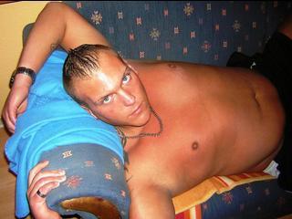 Geiler-Nick - Hey Boys and Girls, habt Ihr Lust mit einem sexy, jungen Mann etwas Spa� zu haben? Ich bin sehr aufgeschlossen und experimentierfreudig. ;-) Ich stehe sowohl auf M�nner, als auch auf Frauen. Wenn das Euch also nicht abschreckt, w�rde ich mich �ber ein Besuch von Euch in meinem Chat freuen. Euer Nick.