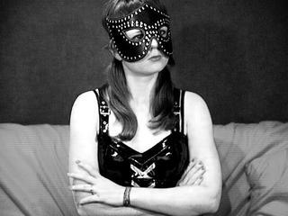 HerrinVeronika - Alter: 27 / L�we - Gr&ouml;&szlig;e: 

165 / normal - Geschlecht: weiblich - Ausrichtung: 

heterosexuell - Haare: braun / lang - Piercing: 

keins - BH-Gr&ouml;&szlig;e: B - Hautfarbe: 

gebr�unt - Augen: braun - Rasur: vollrasiert