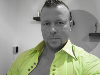 Geil wie immer - Sport, Musik und erotische Abenteuer. - Hi, hast Du Lust auf einen erotischen Flirtchat?
Ich m�chte Dich gerne dazu einladen.
Freu` mich auf Dich! ;-) - Alter: 34 / Stier - Gr&ouml;&szlig;e: 178 / sportlich - Geschlecht: m�nnlich - Ausrichtung: bisexuell - Haare: blond / kurz - Piercing: keins - BH-Gr&ouml;&szlig;e:  - Hautfarbe: gebr�unt - Augen: blau - Rasur: vollrasiert