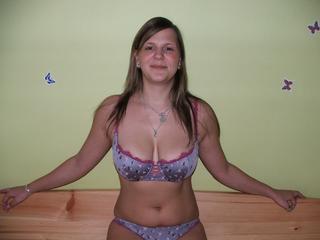 Alter: 24 / Widder - Gr&ouml;&szlig;e: 175 / sportlich - Geschlecht: weiblich - Ausrichtung: heterosexuell - Haare: braun / lang - Piercing: keins - BH-Gr&ouml;&szlig;e: C - Hautfarbe: weiss - Augen: gr�n - Rasur: vollrasiert