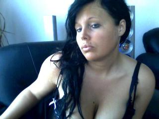 Nina 18 - Ich bin ein geiles Luder, und bei mir kommen M�nner ganz auf ihre Kosten. Ich biete einen hei�en Body mit weiblichen Rundungen und einen hei�en Mund f�r geile Zungenspiele. Worauf wartest du noch? Meine nasse Pu**y wartet schon.