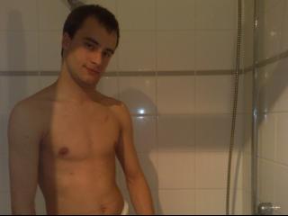 cockfrog - Alter: 22 / Waage - Gr&ouml;&szlig;e: 180 / normal - Geschlecht: m�nnlich - Ausrichtung: homosexuell - Haare: braun / kurz - Piercing: keins - BH-Gr&ouml;&szlig;e:  - Hautfarbe: weiss - Augen: gr�n - Rasur: teilrasiert