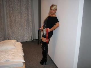 Lexie - Ich experimentiere gerne mit Sex, jeder neue Versuch macht mich geil! Begeisterung und Phantasie im Bett sind grossartig f�r mich! Ich liebe es, neue Positionen aus dem Kamasutra auszuprobieren. Bereit mich zu begleiten...?