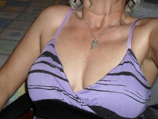 Alter: 41 / Steinbock - Gr&ouml;&szlig;e: 162 / schlank - Geschlecht: weiblich - Ausrichtung: heterosexuell - Haare: blond / kurz - Piercing: keins - BH-Gr&ouml;&szlig;e: C - Hautfarbe: weiss - Augen: gr&uuml;n - Rasur: teilrasiert