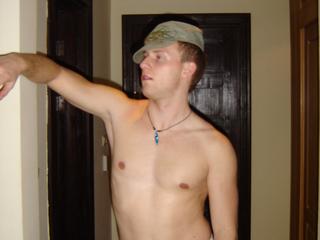 Alter: 24 / Wassermann - Gr&ouml;&szlig;e: 184 / sportlich - Geschlecht: m�nnlich - Ausrichtung: bisexuell - Haare: blond / kurz - Piercing: keins - BH-Gr&ouml;&szlig;e:  - Hautfarbe: gebr�unt - Augen: gr�n - Rasur: teilrasiert