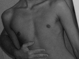 sexymen2 - Alter: 22 / Steinbock - Gr&ouml;&szlig;e: 

174 / schlank - Geschlecht: m�nnlich - Ausrichtung: 

homosexuell - Haare: braun / kurz - Piercing: 

keins - BH-Gr&ouml;&szlig;e:  - Hautfarbe: 

gebr�unt - Augen: gr�n - Rasur: vollrasiert