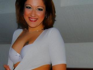 Shuna4u - Alter: 23 / Skorpion - Gr&ouml;&szlig;e: 170 / schlank - Geschlecht: weiblich - Ausrichtung: heterosexuell - Haare: br�nett / mittellang - Piercing: Zunge - BH-Gr&ouml;&szlig;e: B - Hautfarbe: weiss - Augen: braun - Rasur: vollrasiert