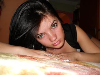 Alter: 22 / Widder - Alter: 168 / schlank - Geschlecht: weiblich - Ausrichtung: heterosexuell - Haare: schwarz / lang - Piercing: Intimpiercing - BH-Gr&ouml;&szlig;e: B - Hautfarbe: weiss - Augen: gr&uuml;n - Rasur: vollrasiert
