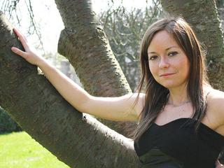 Diana19 - Alter: 21 / Zwilling - Gr&ouml;&szlig;e: 172 / normal - Geschlecht: weiblich - Ausrichtung: heterosexuell - Haare: br�nett / sehr lang - Piercing: keins - BH-Gr&ouml;&szlig;e: C - Hautfarbe: weiss - Augen: braun - Rasur: vollrasiert