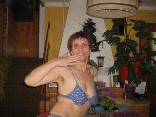 amadeaa - Alter: 45 / Zwilling - Gr&ouml;&szlig;e: 

168 / normal - Geschlecht: weiblich - Ausrichtung: 

heterosexuell - Haare: br�nett / kurz - Piercing: 

keins - BH-Gr&ouml;&szlig;e: B - Hautfarbe: 

weiss - Augen: grau - Rasur: nicht rasiert