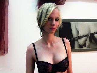 Ashley - Ich bin eine heisse und nimmersatte Lady, habe einen begehrenswerten K�rper und suche immer einen s��en Verf�hrer, mit dem ich spielen kann.