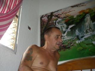 horny  Man - Schwimmen, Sex, Rock and Roll und Urlaub machen. 
