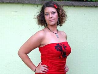 Sexy, elegant, young, single woman - with a slender figure - and always in the mood to play! I`ll show you what a horny devil does when it`s trapped inside this angelic body - and I guarantee you the best show that you`ve ever seen!