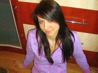 Alter: 20 / Stier - Alter: 171 / sportlich - Geschlecht: weiblich - Ausrichtung: heterosexuell - Haare: br&uuml;nett / mittellang - Piercing: keins - BH-Gr&ouml;&szlig;e: B - Hautfarbe: weiss - Augen: gr&uuml;n - Rasur: vollrasiert