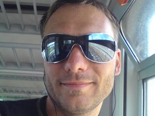 Bodensee Boy - Man sieht mich hier nur, wenn ich mal wieder geil bin! :P

Ich erf&uuml;lle euch eure W&uuml;nsche, bin zu fast allem bereit, solange es nicht weh tut.

Wer mich live treffen will, kann mich ja im Chat einfach danach fragen, vielleicht l&auml;sst es sich ja einrichten!

Und nun viel Spass mit mir. :)