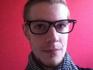 Alter: 24 / Zwilling - Gr&ouml;&szlig;e: 187 / schlank - Geschlecht: m&auml;nnlich - Ausrichtung: bisexuell - Haare: blond / kurz - Piercing: Brustwarze - BH-Gr&ouml;&szlig;e:  - Hautfarbe: weiss - Augen: blau - Rasur: teilrasiert