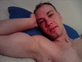 Ich w*xe für Euch, und nach dem Spr*tzen lecke ich meinen eigenen Saft auf. Lust?
Mich kann man auch live treffen, bei Sympathie. Für Frauen und Männer.