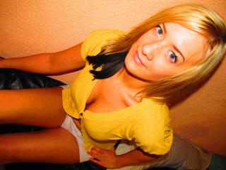 Alter: 22 / Wassermann - Alter: 169 / schlank - Geschlecht: weiblich - Ausrichtung: bisexuell - Haare: blond / lang - Piercing: keins - BH-Gr&ouml;&szlig;e: D - Hautfarbe: gebr&auml;unt - Augen: braun - Rasur: vollrasiert