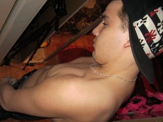 Alter: 20 / Krebs - Gr&ouml;&szlig;e: 170 / schlank - Geschlecht: m&auml;nnlich - Ausrichtung: bisexuell - Haare: blond / kurz - Piercing: keins - BH-Gr&ouml;&szlig;e:  - Hautfarbe: gebr&auml;unt - Augen: gr&uuml;n - Rasur: teilrasiert