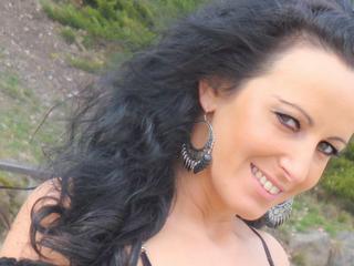 Alter: 27 / Löwe - Größe: 170 / schlank - Geschlecht: weiblich - Ausrichtung: bisexuell - Haare: schwarz / lang - Piercing: keins - BH-Größe: A - Hautfarbe: gebräunt - Augen: braun - Rasur: vollrasiert