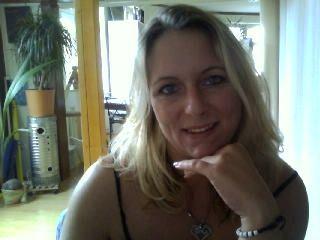 Glueckselfe - Ich mag humorvolle und phantasievolle Chats,

alles was Spass macht, ich mag Sex an ungew&ouml;hnlichen Orten, und ich liebe es, einen Mann zu verf&uuml;hren.

Mag alles, ausser S/M, NS und KV. 