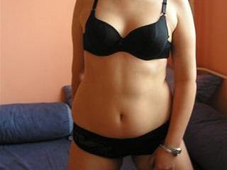 Alexandra - Hallo netter Unbekannter, hier ist Dein naturgeiles Partyluder Alexandra. Ich bin ein sehr kontaktfreudiges Girl, das auf spontane Quickies steht, z.B. im Fahrstuhl. Der Reiz, beim geilen Sex erwischt zu werden, gibt mir einen unbeschreiblichen Kick. Ich habe Spass an wechselnden Lovern. Mit meinem heissen K�rper geniesse ich es, M�nner hemmungslos gierig zu machen. Oft endet eine scharfe Partynacht mit einem One-Night-Stand. Von mir sage ich, dass ich ein aufgeschlossenes, ausgeflipptes Partygirl bin - immer gut drauf und drunter. ;-) Hab Spass mit mir. L I V E im Chat bist Du mein One-Night-Stand.