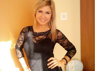 Alter: 23 / Krebs - Alter: 164 / schlank - Geschlecht: weiblich - Ausrichtung: bisexuell - Haare: blond / lang - Piercing: keins - BH-Gr&ouml;&szlig;e: C - Hautfarbe: weiss - Augen: blau - Rasur: vollrasiert